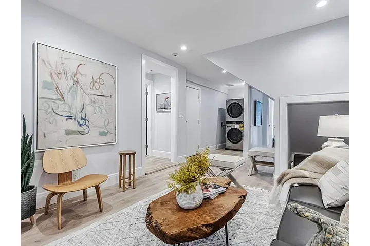$1500 : This two-story beauty availabl image 6