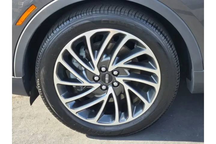 $21823 : Lincoln Nautilus 2019 AWD Re image 9
