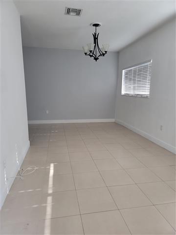 $2300 : Apartamento 2/1 Hialeah image 1