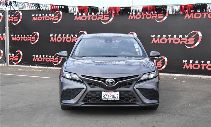 $26988 : Camry SE Sedan 4D image 2