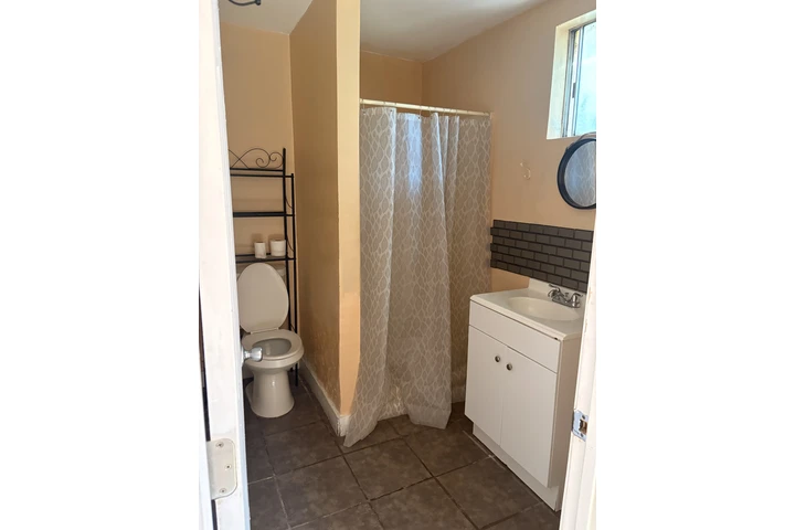 $1500 : Se Renta estudio en Montebello image 3