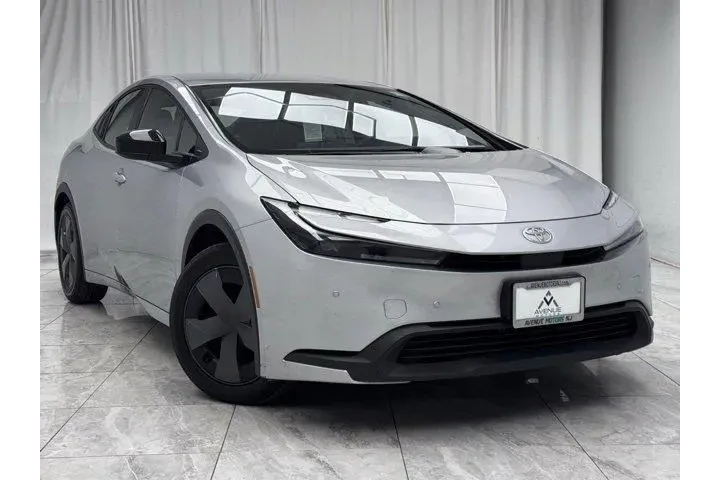 $25900 : Toyota Prius 2024 LE 4dr Hat image 2