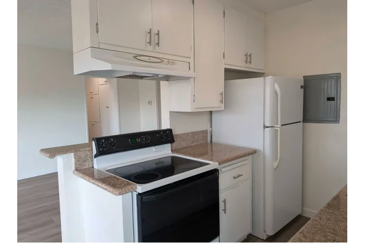 $1899 : 2Bed 1Bath Apt Los Angeles image 3
