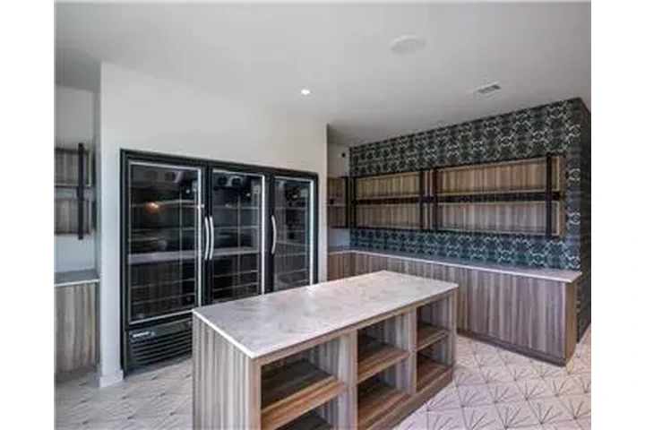 $1573 : Rental property with 0 bedro image 10