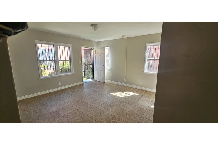 $1900 : RENTA UNIDAD CON GARAGE image 6