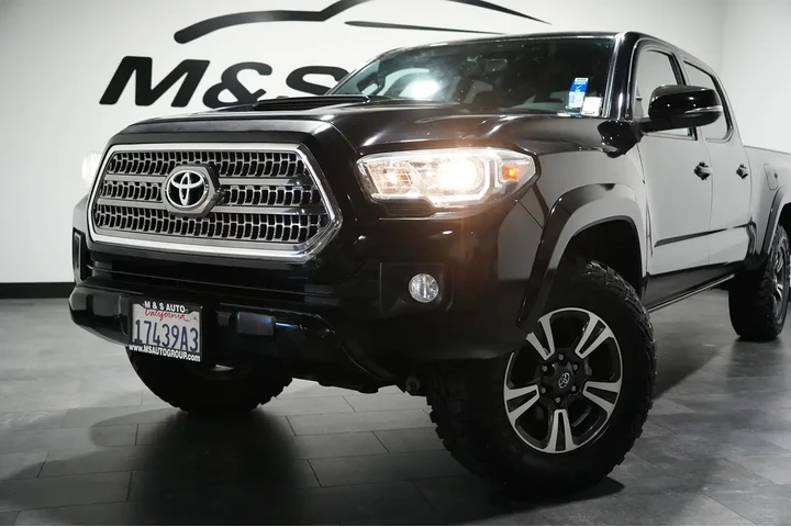 $28761 : 2017 Tacoma image 2