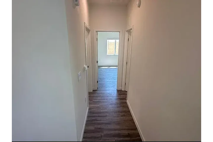 $900 : Open concept with high ceiling image 5