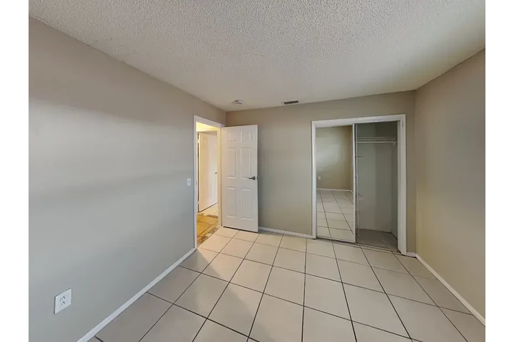 $2530 : 3 Bedroom house in Kendall image 6