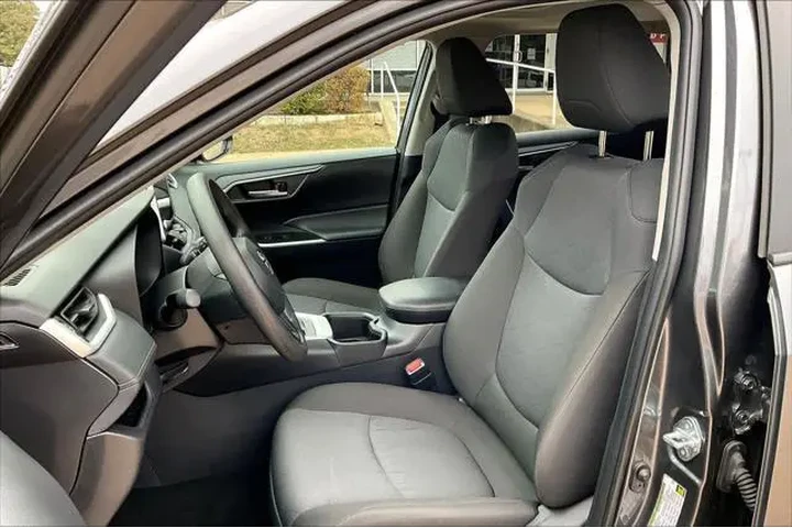 $31668 : Toyota RAV4 2025 AWD XLE 4dr image 5