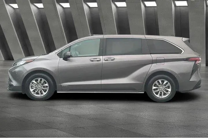 $27800 : Toyota Sienna 2021 LE 8-Pass image 8