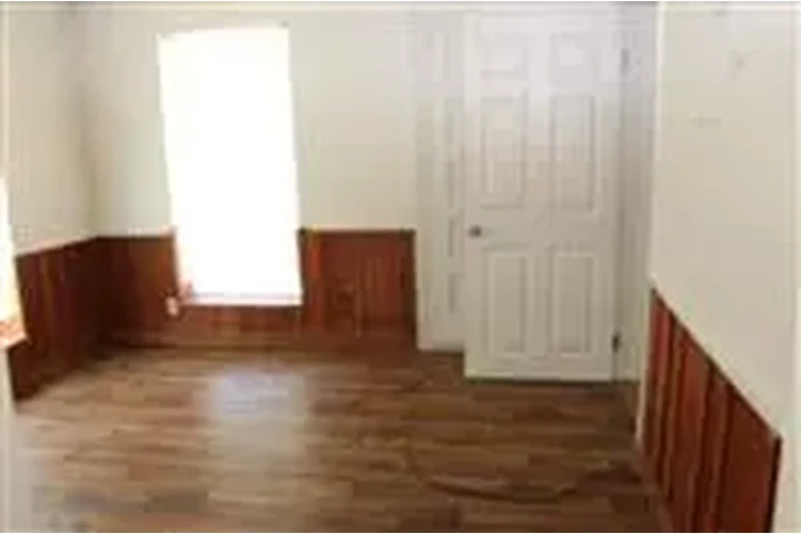 $560 : Rental property with 2 bedro image 3