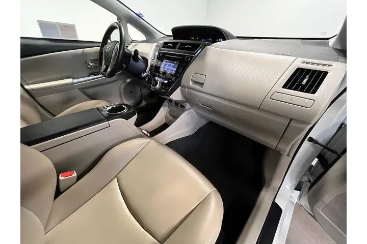 $15954 : Toyota Prius v 2015 image 10