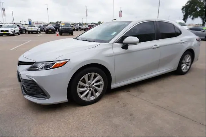 $23725 : Toyota Camry 2023 LE 4dr Sed image 3