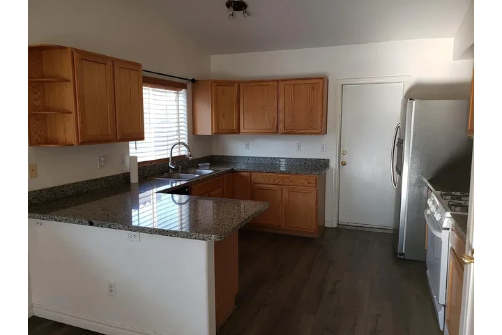 $1200 : North Las Vegas - Listo image 3