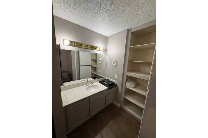 $750 : De Renta cuarto image 7