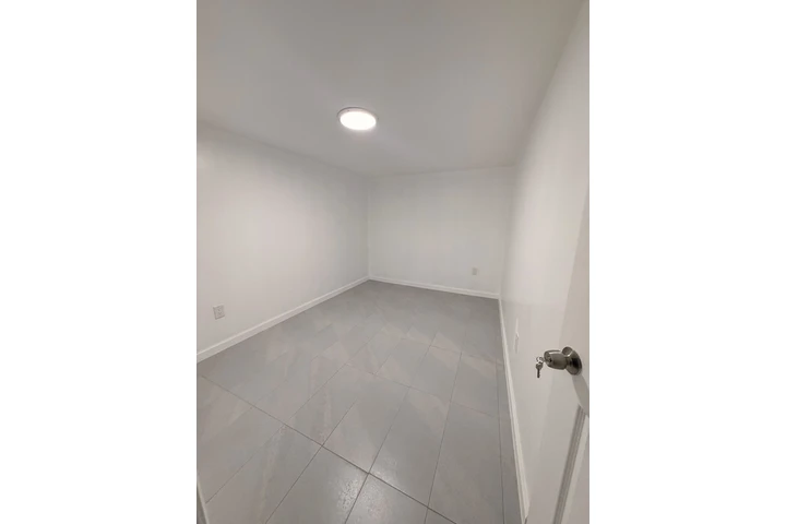 $2700 : College Point 2700 image 2