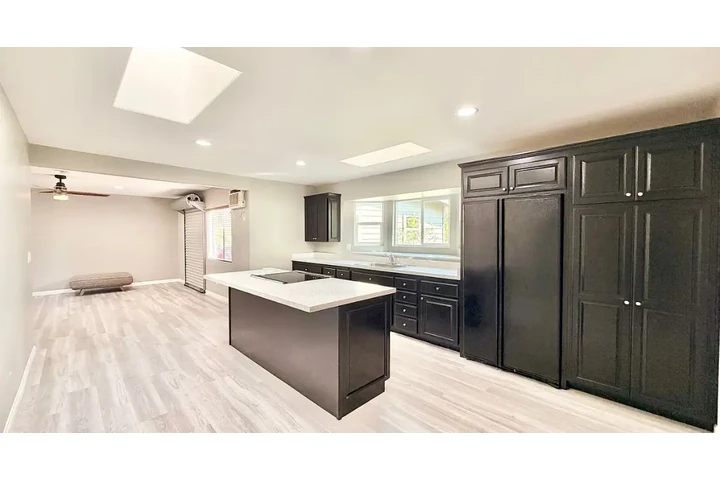 $1100 : Beautiful one bed image 5