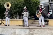 Norteño con tuba o tololoche en Los Angeles