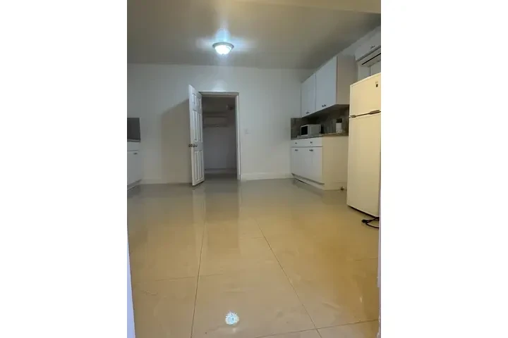 $1700 : Renta efficiency /  un cuarto image 4