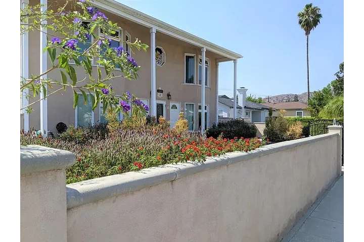 $2356 : COZY SECOND-FLOOR APARTMENT image 1