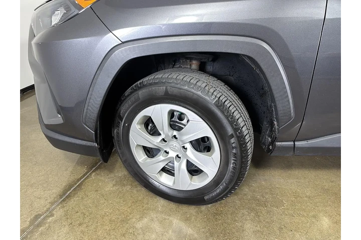 $17997 : 2019 RAV4 LE image 4