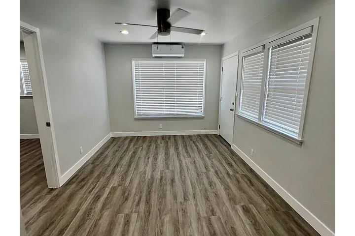 $1050 : One bedroom room decent apartm image 9