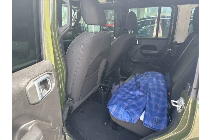 $30996 : Jeep Wrangler Unlimited 2022 image 8