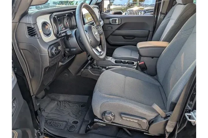 $39988 : Jeep Wrangler 2024 4x4 Sahar image 7