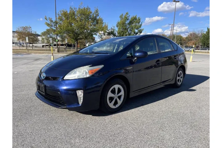 $10900 : 2013 Prius Four image 3