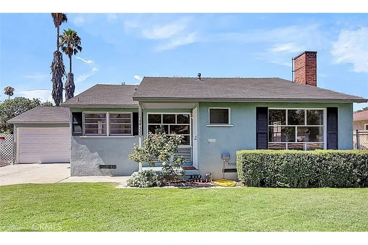 $900 : Delightful 2-bedroom, 1-bathro image 1