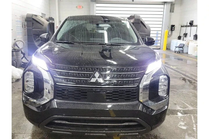 $23998 : Mitsubishi Outlander 2024 ES image 2