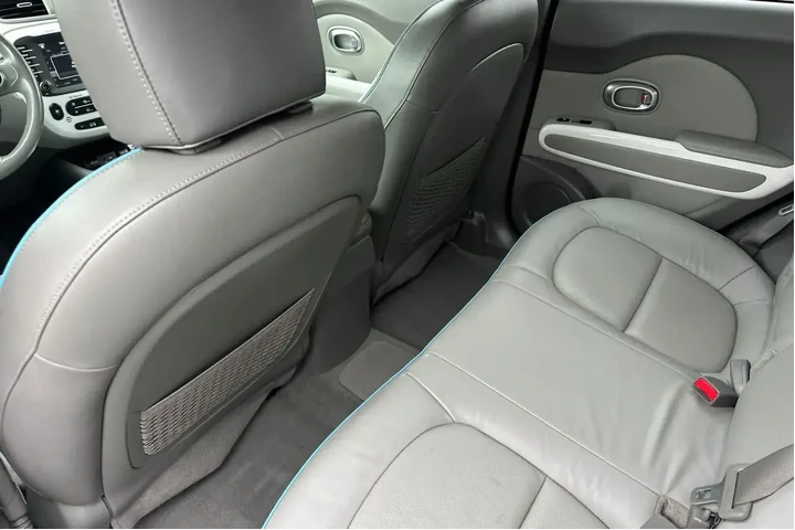 $10977 : Kia Soul EV 2017 + 4dr Cross image 4