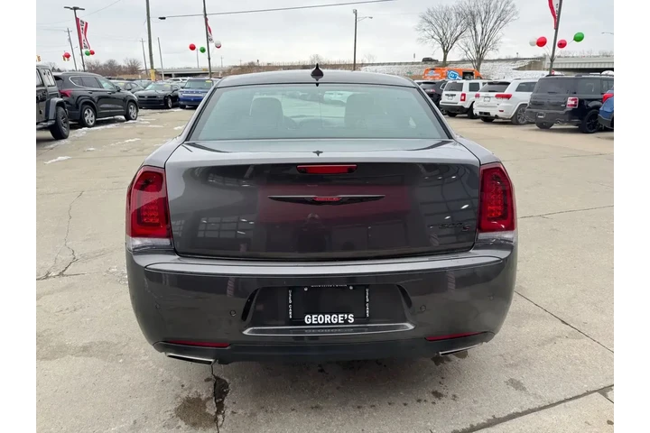 $28991 : Chrysler 300 2023 S V6 4dr S image 6