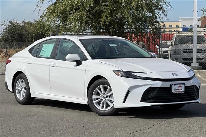 $32058 : Camry LE image 2