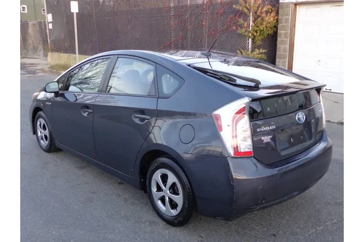 $11450 : 2013 Prius Three image 5