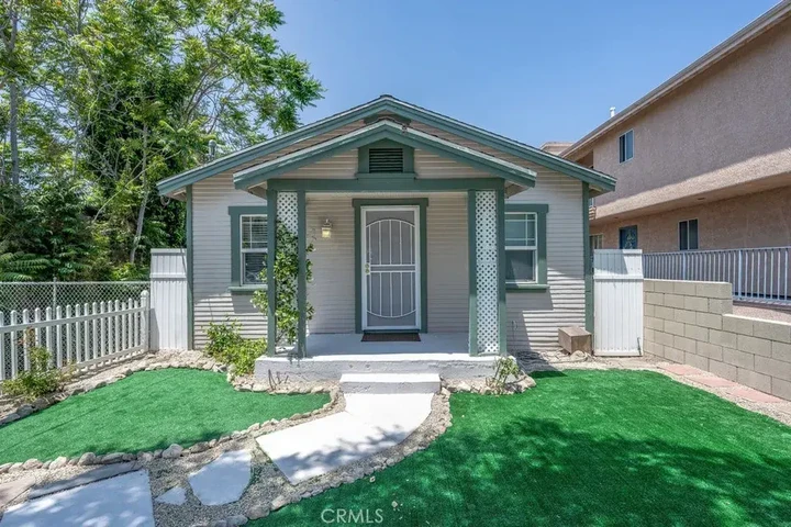 $900 : 2bed1bath sweet home for rent image 5