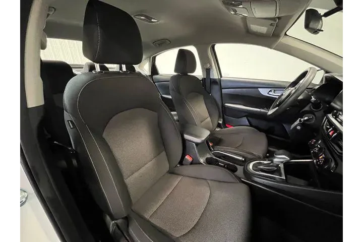 $16407 : Kia Forte 2023 LXS 4dr Sedan image 9