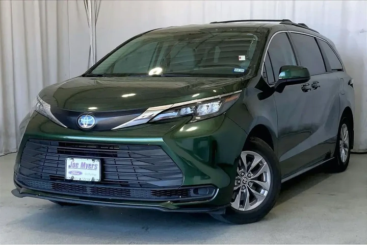 $35441 : Toyota Sienna 2024 LE 8-Pass image 2