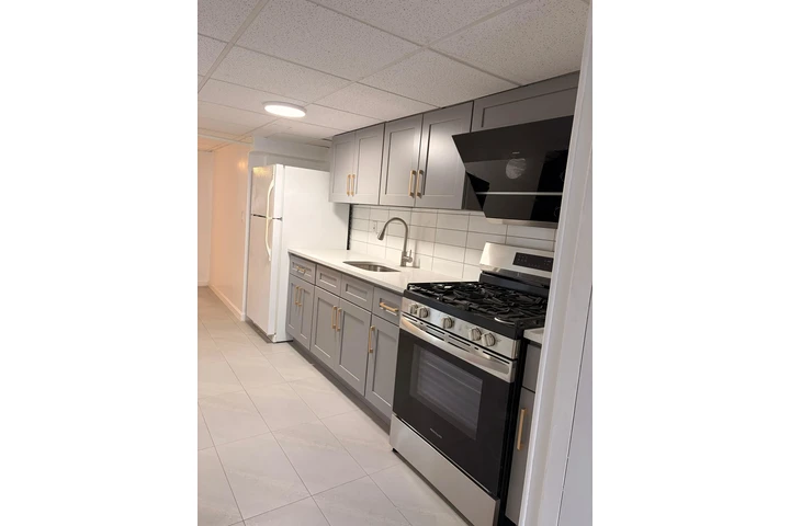 $2700 : Apt College Point 3bed/2bath image 2
