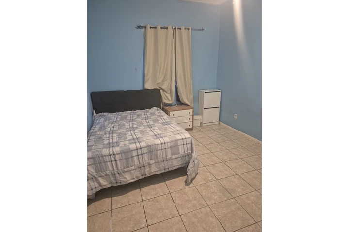 $875 : Cuarto de renta image 1