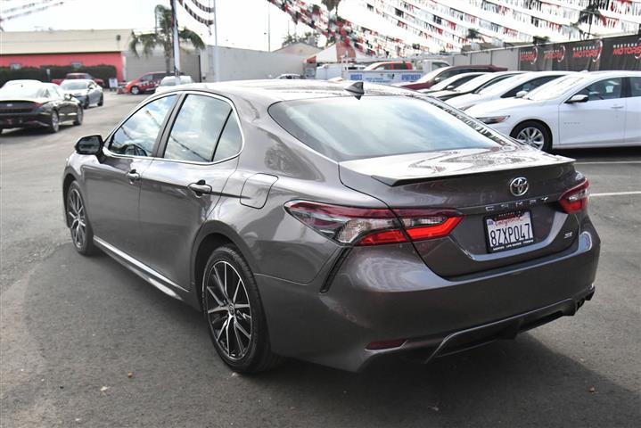 $26988 : Camry SE Sedan 4D image 5