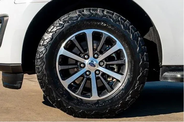 $20301 : Ford Expedition 2019 4x2 XLT image 6