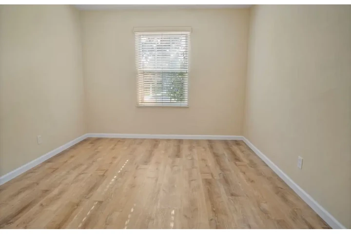 $2435 : 3 Bedroom Home in Van Ness, LA image 7
