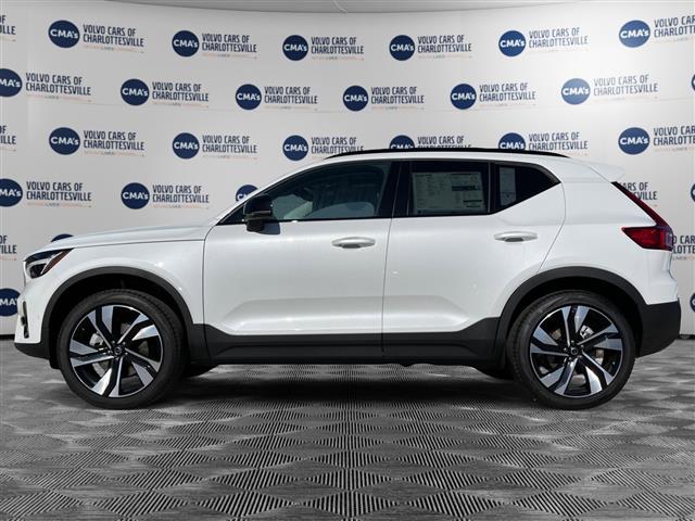 $51345 : PRE-OWNED 2024 VOLVO XC40 B5 image 2