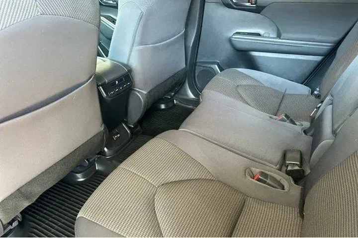 $30900 : Toyota Highlander 2023 LE 4d image 7