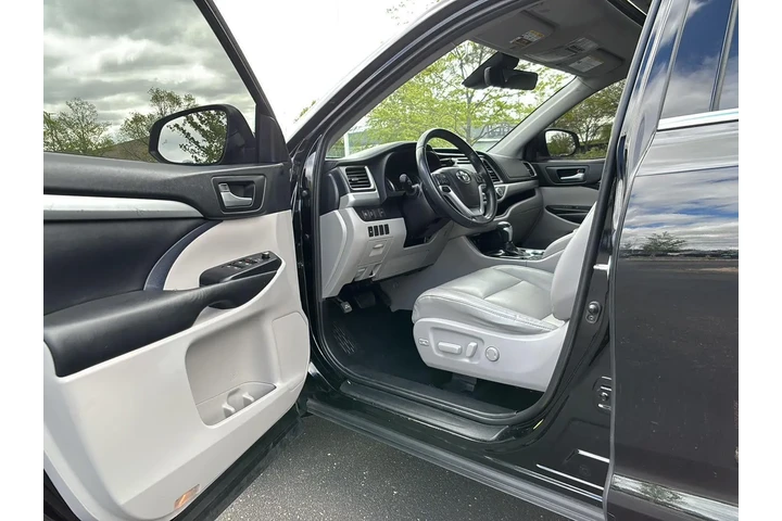 $30299 : 2019 Highlander XLE image 2