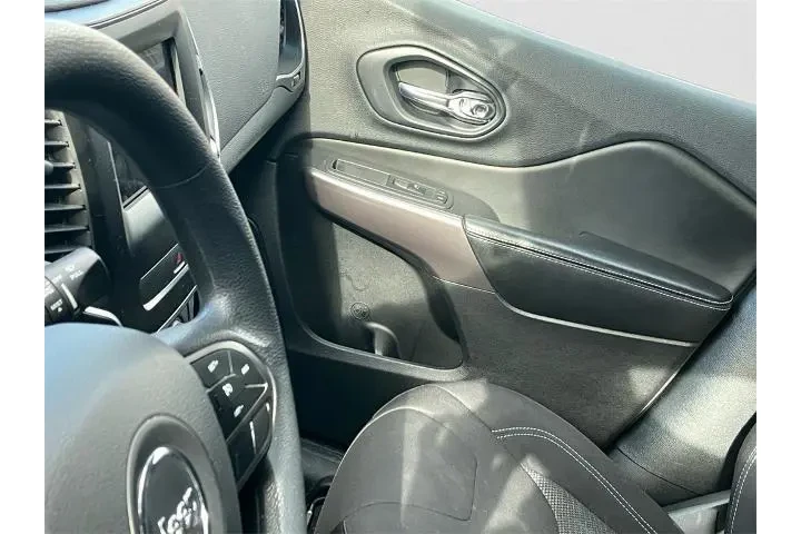 $16971 : Jeep Cherokee 2019 4x4 Latit image 6