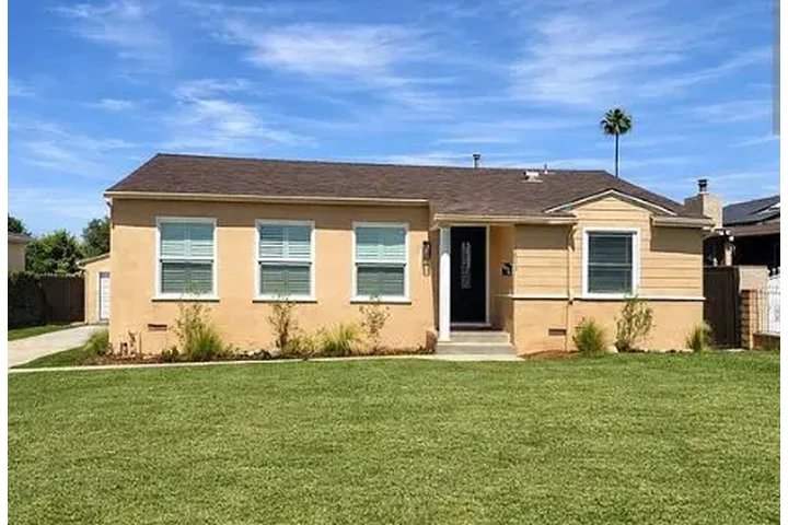 $2120 : Casa De renta🏠 West Covin, CA image 1