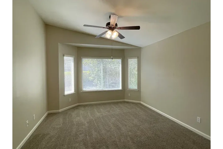 $1258 : 2 Bedroom Apartment image 4