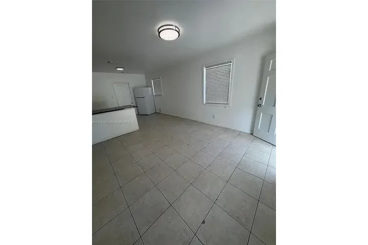$800 : Spacious and renovated 2 bed ! image 2